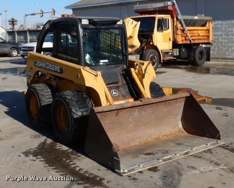 image for item IM9785 2004 John Deere 250 Series II  skid steer loader