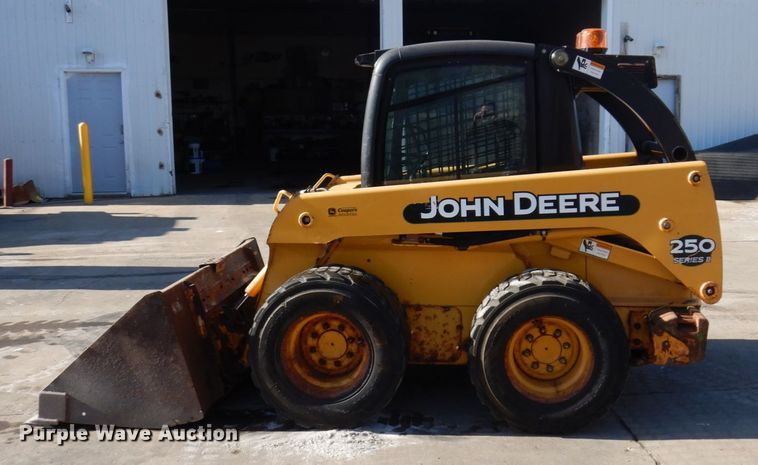 image for item IM9785 2004 John Deere 250 Series II  skid steer loader