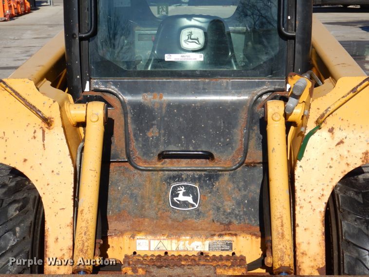 image for item IM9785 2004 John Deere 250 Series II  skid steer loader