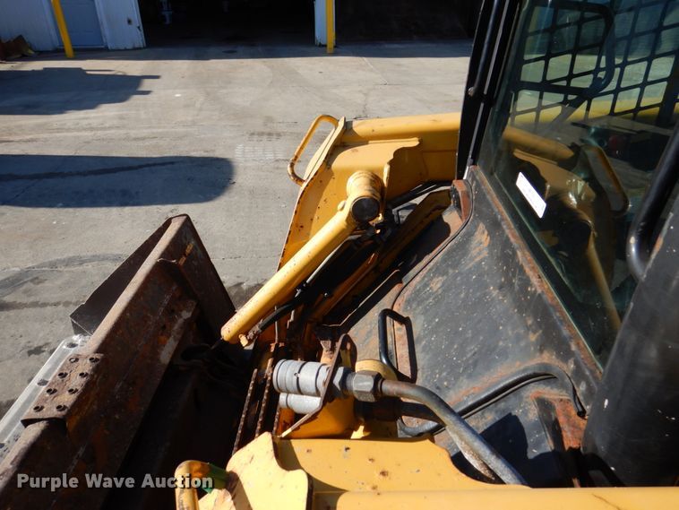image for item IM9785 2004 John Deere 250 Series II  skid steer loader