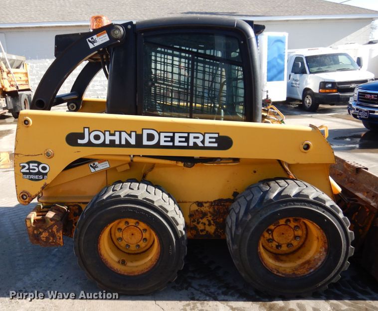 image for item IM9785 2004 John Deere 250 Series II  skid steer loader
