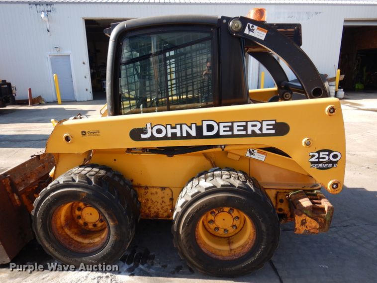 image for item IM9785 2004 John Deere 250 Series II  skid steer loader