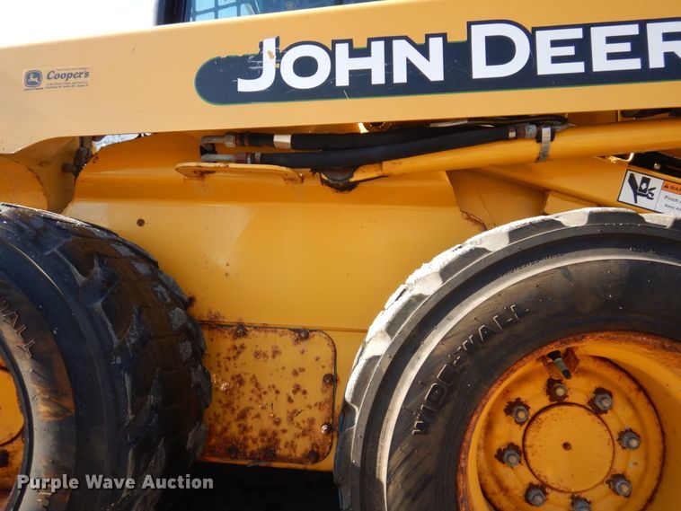 image for item IM9785 2004 John Deere 250 Series II  skid steer loader