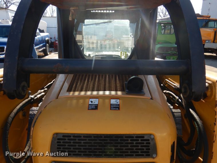 image for item IM9785 2004 John Deere 250 Series II  skid steer loader