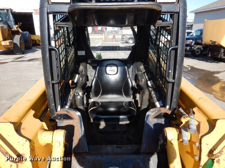 image for item IM9785 2004 John Deere 250 Series II  skid steer loader