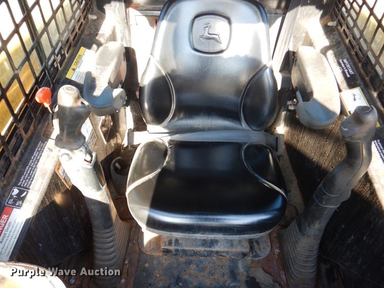 image for item IM9785 2004 John Deere 250 Series II  skid steer loader