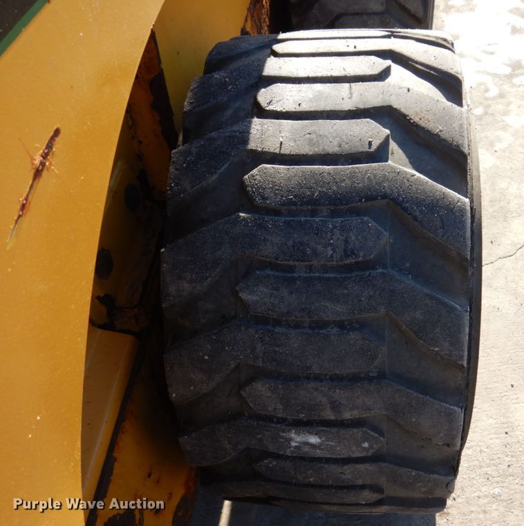 image for item IM9785 2004 John Deere 250 Series II  skid steer loader