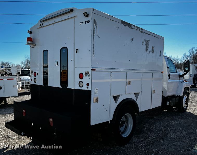 image for item JH9410 2007 GMC C7500  utility / service truck