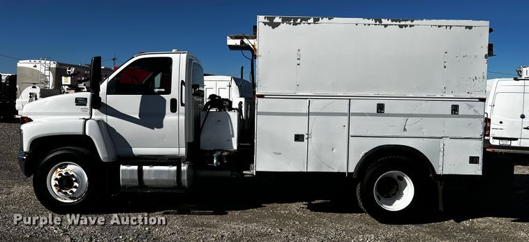 image for item JH9410 2007 GMC C7500  utility / service truck