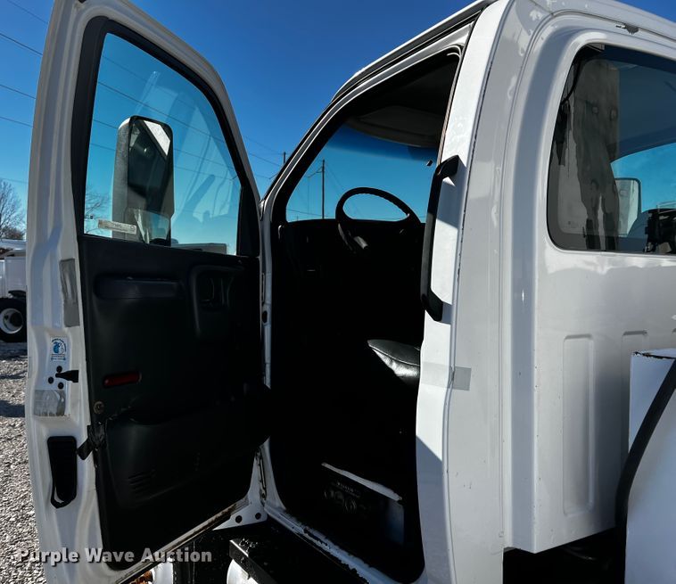 image for item JH9410 2007 GMC C7500  utility / service truck