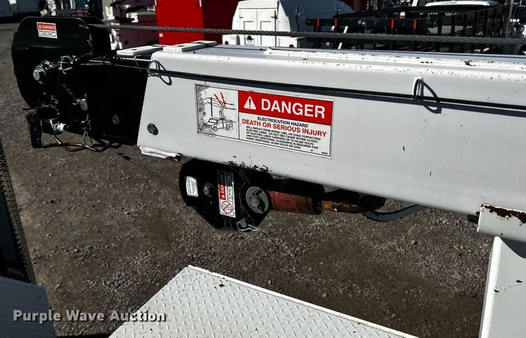 image for item JH9411 2010 International DuraStar 4400  utility / service truck