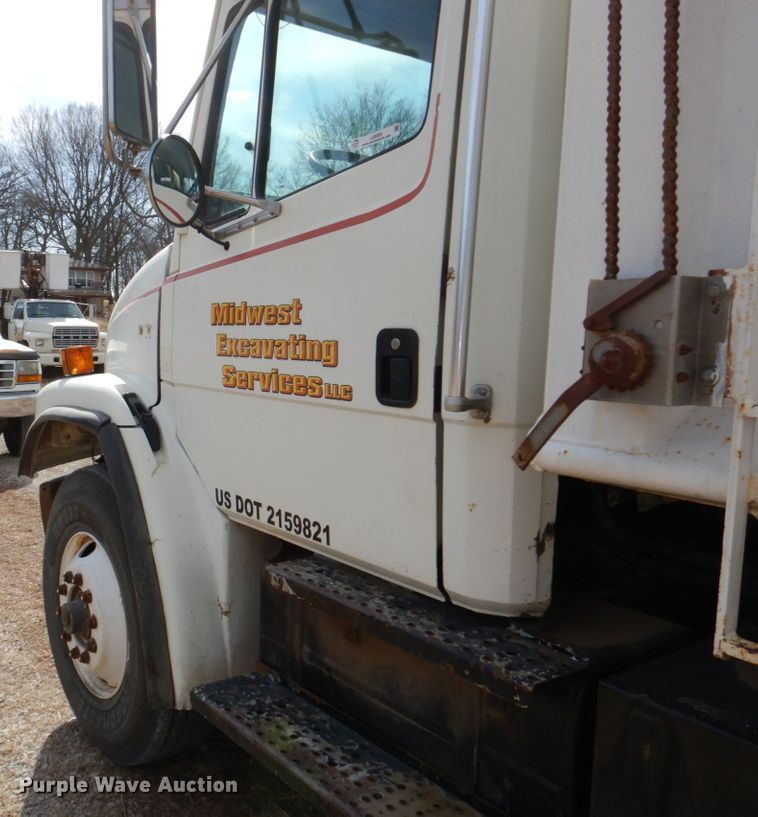 image for item JJ9305 2000 Freightliner FL80  dump truck