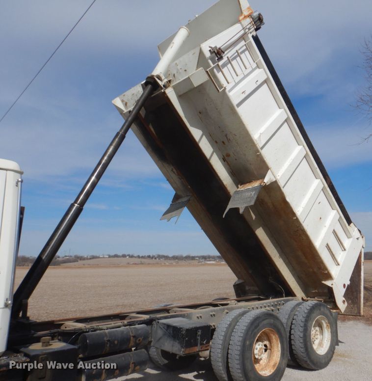 image for item JJ9305 2000 Freightliner FL80  dump truck