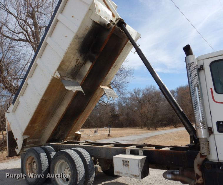 image for item JJ9305 2000 Freightliner FL80  dump truck