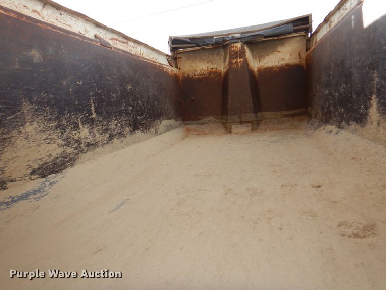 image for item JJ9305 2000 Freightliner FL80  dump truck