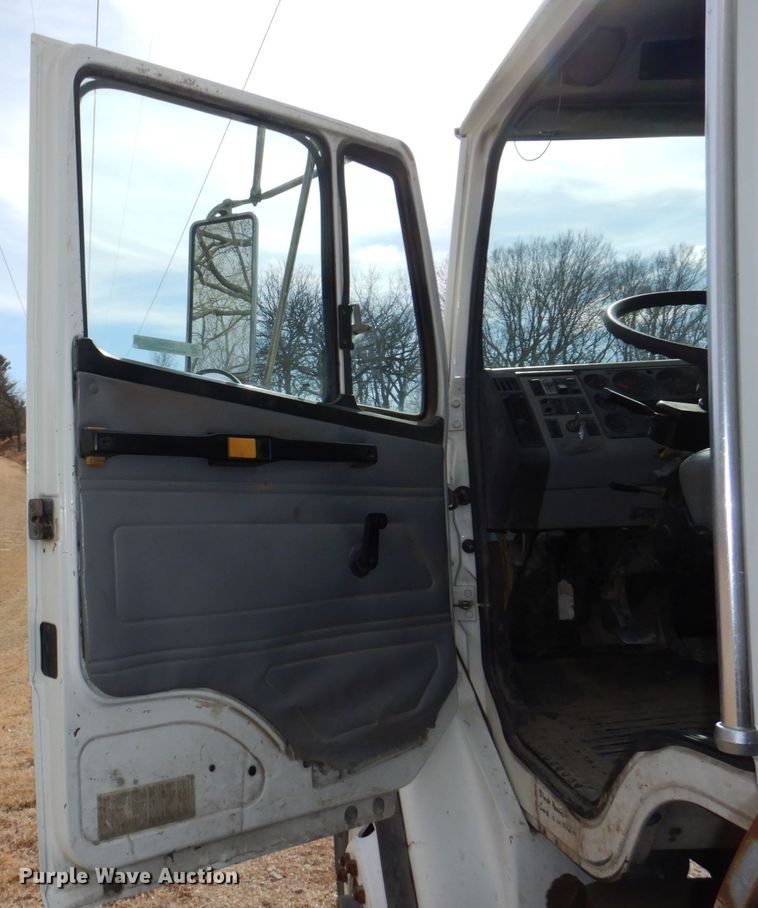 image for item JJ9305 2000 Freightliner FL80  dump truck