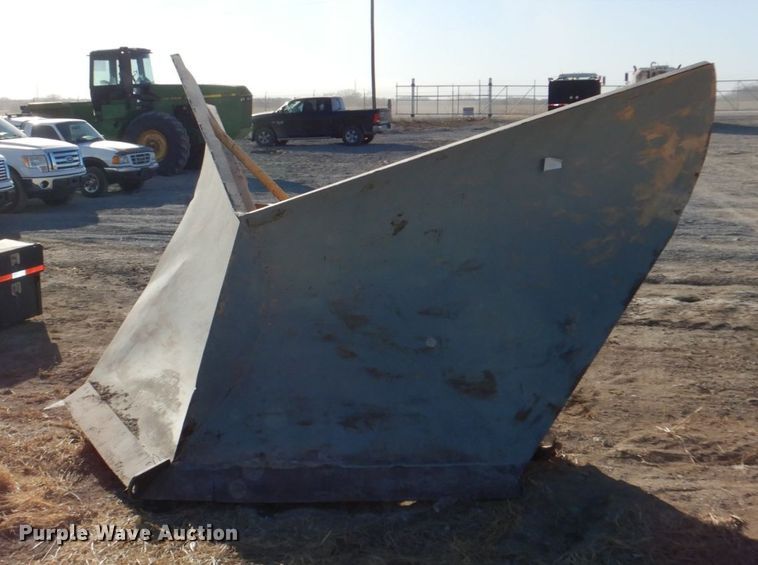 image for item JJ9325 Henke V-plow