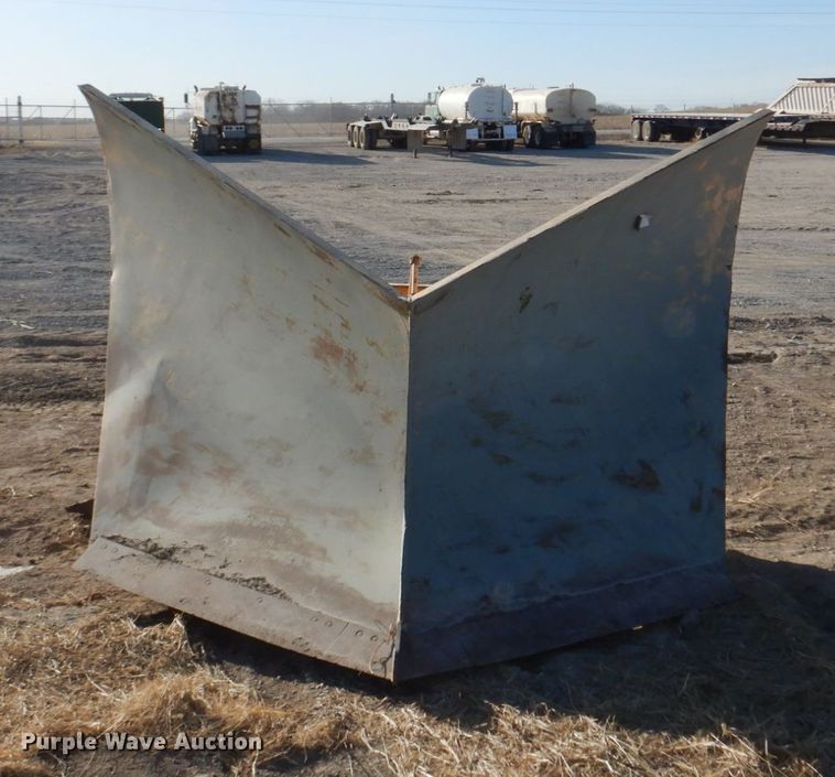 image for item JJ9325 Henke V-plow