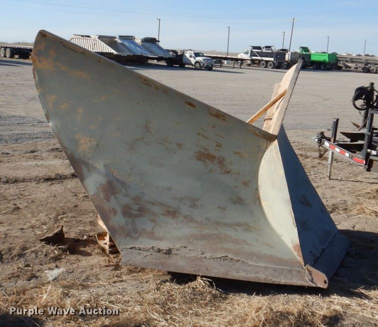 image for item JJ9325 Henke V-plow