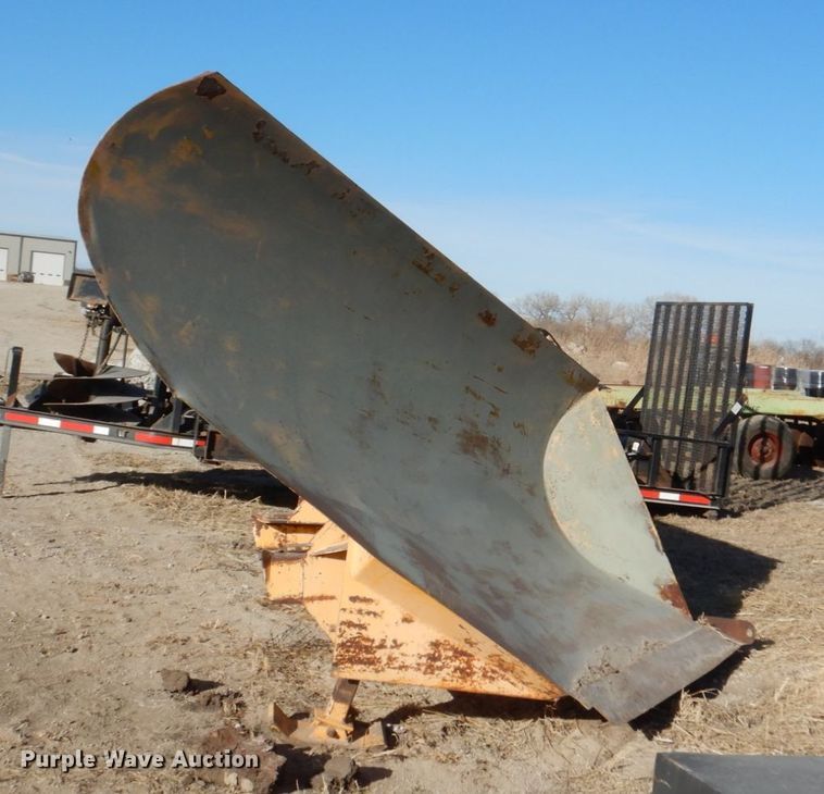 image for item JJ9325 Henke V-plow