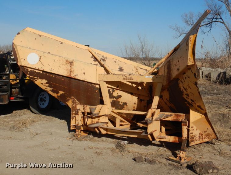 image for item JJ9325 Henke V-plow