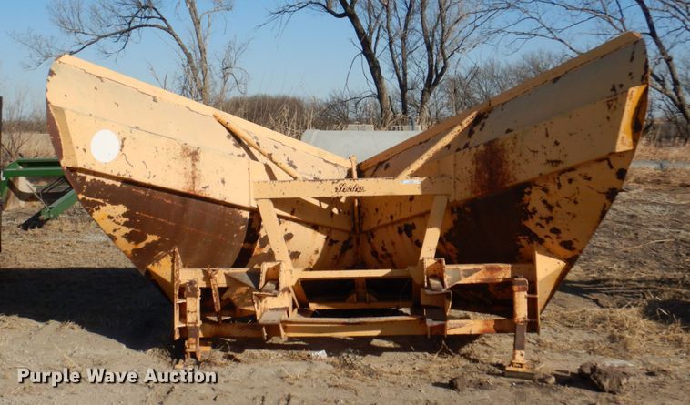 image for item JJ9325 Henke V-plow