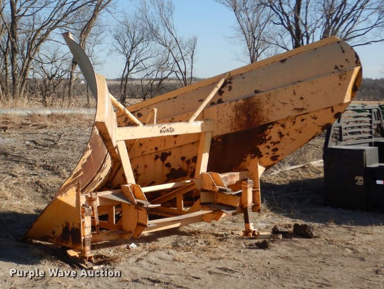 image for item JJ9325 Henke V-plow