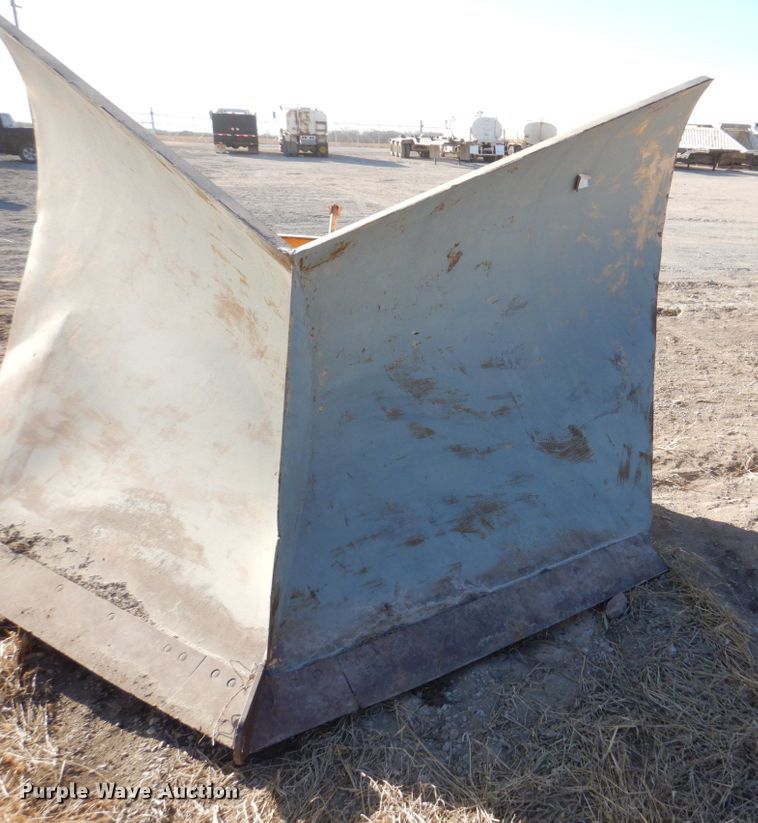 image for item JJ9325 Henke V-plow