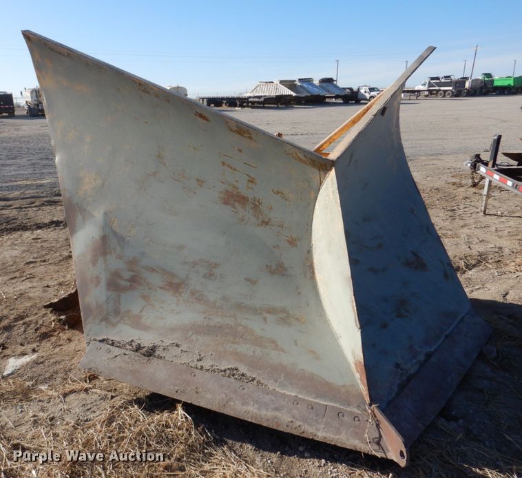 image for item JJ9325 Henke V-plow