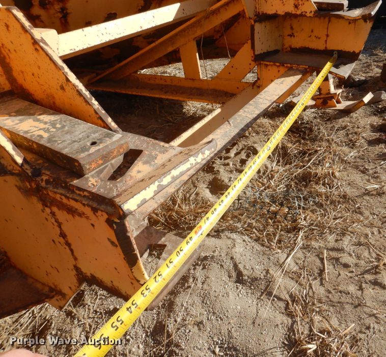 image for item JJ9325 Henke V-plow