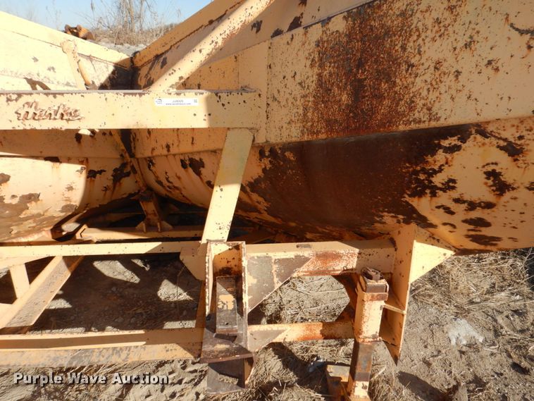 image for item JJ9325 Henke V-plow