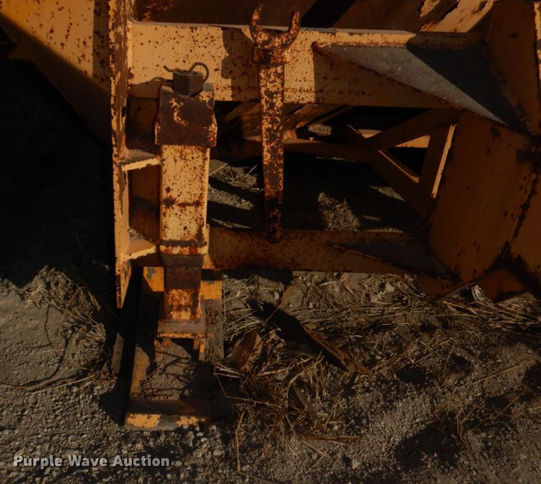 image for item JJ9325 Henke V-plow