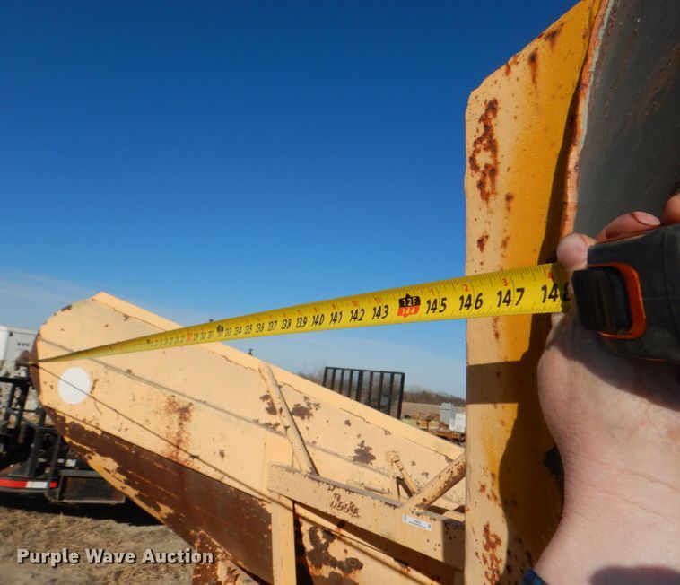 image for item JJ9325 Henke V-plow