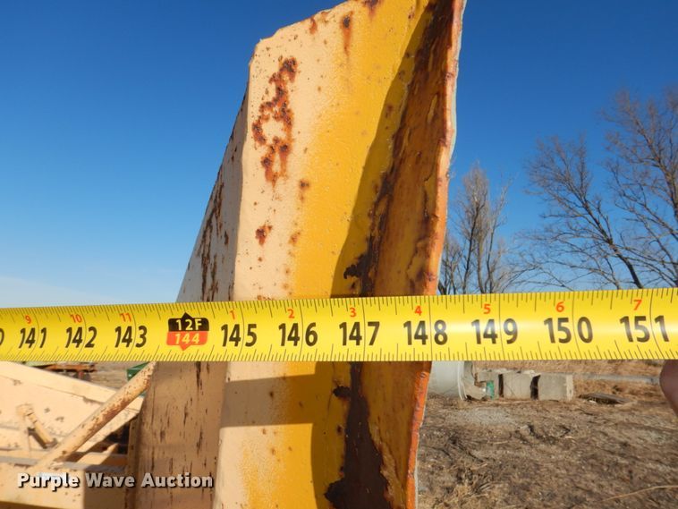 image for item JJ9325 Henke V-plow