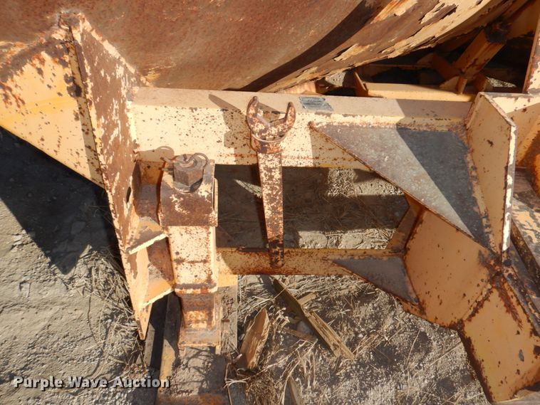 image for item JJ9325 Henke V-plow