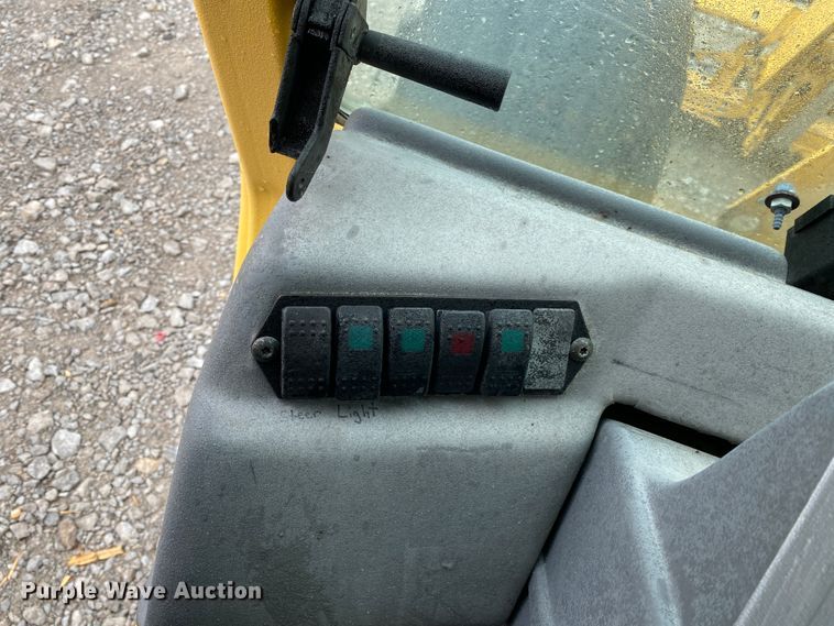 image for item JN9199 1999 Gehl DL8H  telehandler