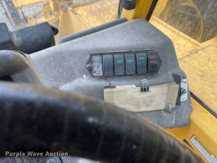 image for item JN9199 1999 Gehl DL8H  telehandler