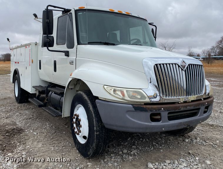 image for item JN9200 2005 International 4300  utility / service truck