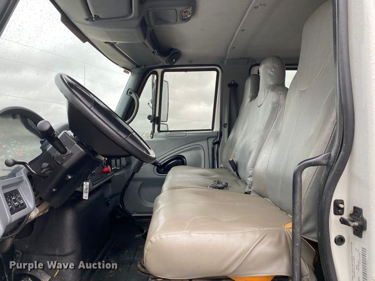 image for item JN9200 2005 International 4300  utility / service truck