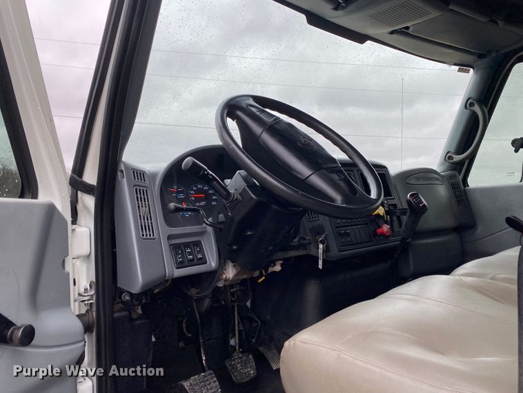 image for item JN9200 2005 International 4300  utility / service truck