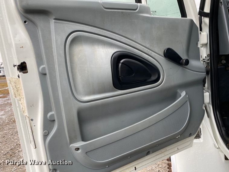 image for item JN9200 2005 International 4300  utility / service truck