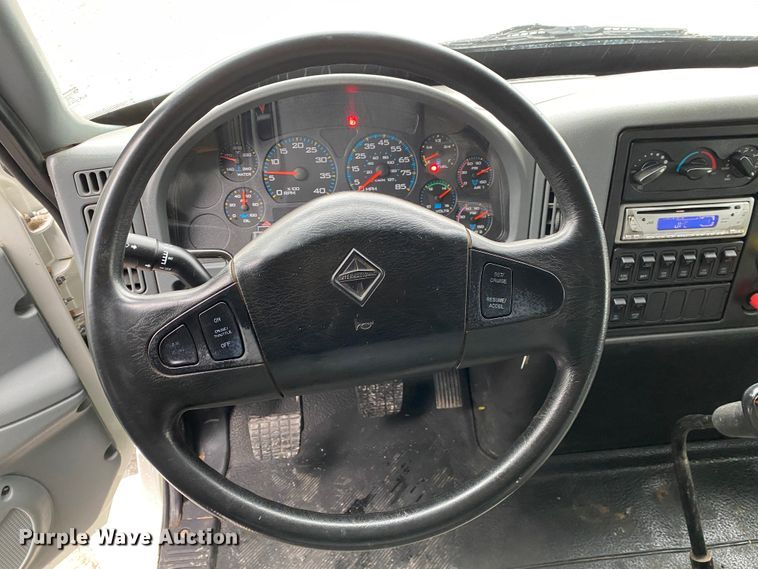 image for item JN9200 2005 International 4300  utility / service truck