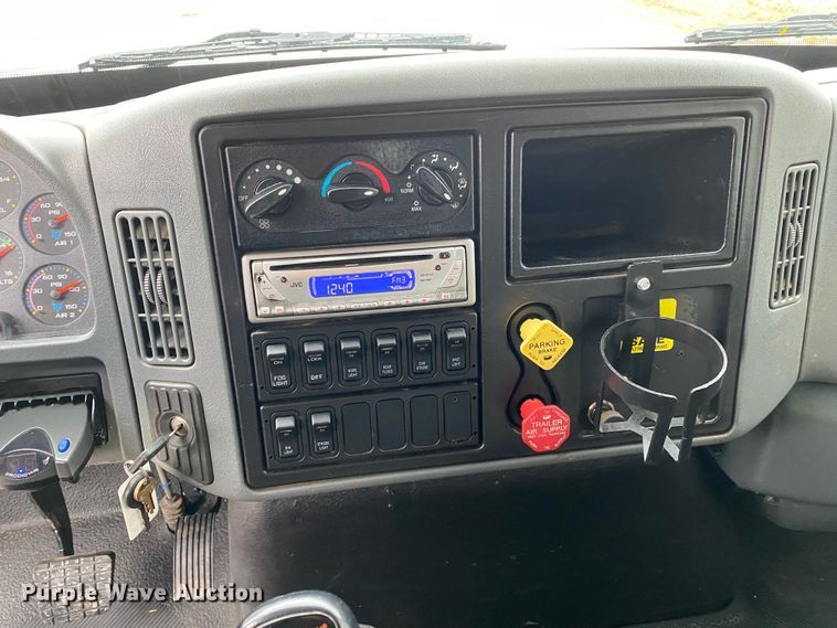 image for item JN9200 2005 International 4300  utility / service truck