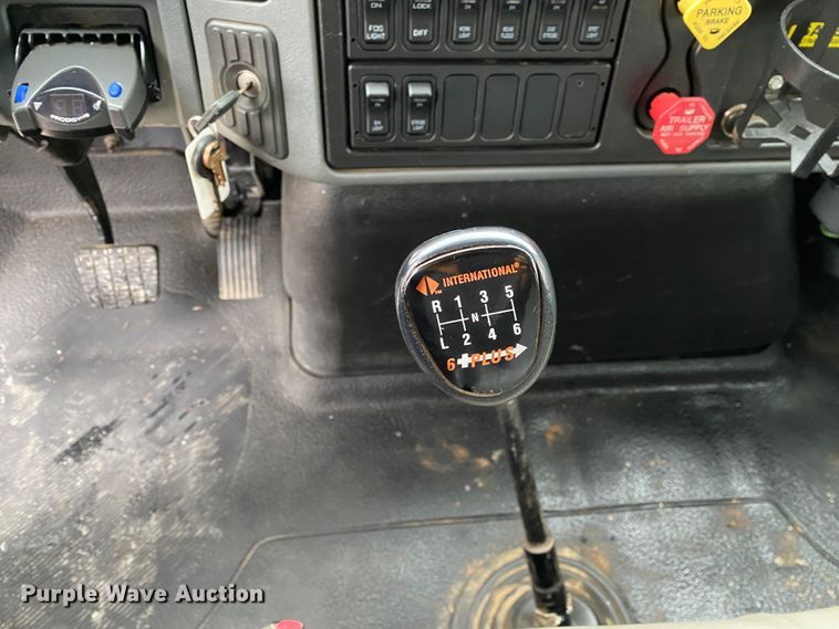 image for item JN9200 2005 International 4300  utility / service truck