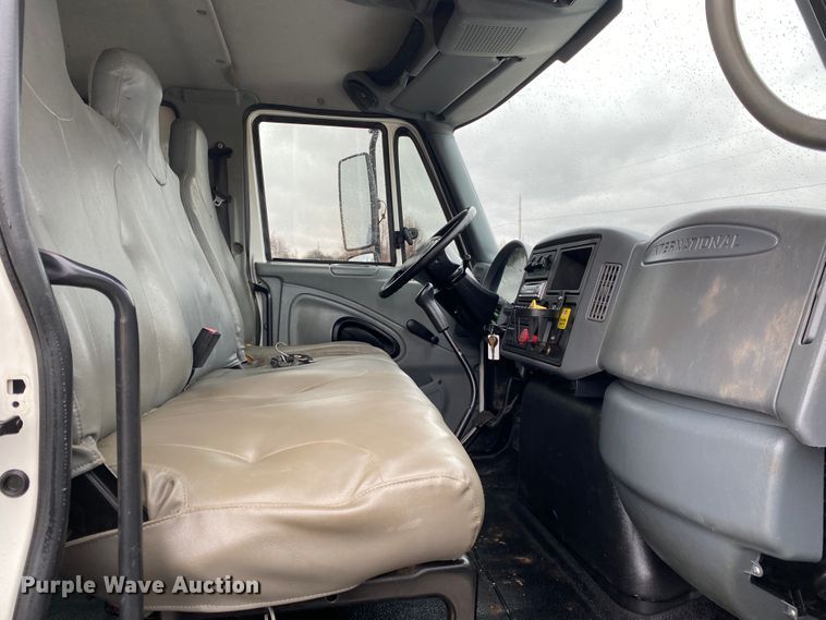 image for item JN9200 2005 International 4300  utility / service truck