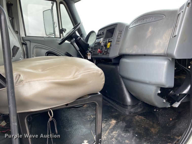 image for item JN9200 2005 International 4300  utility / service truck