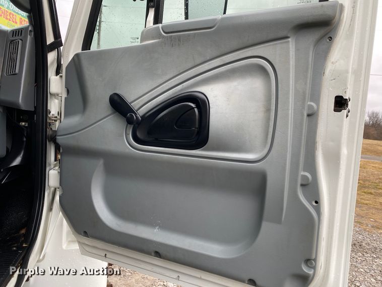 image for item JN9200 2005 International 4300  utility / service truck