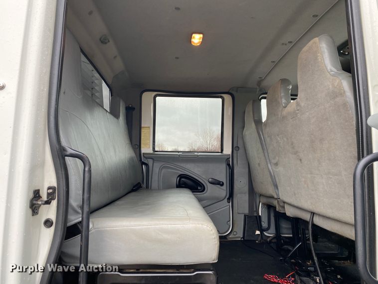 image for item JN9200 2005 International 4300  utility / service truck