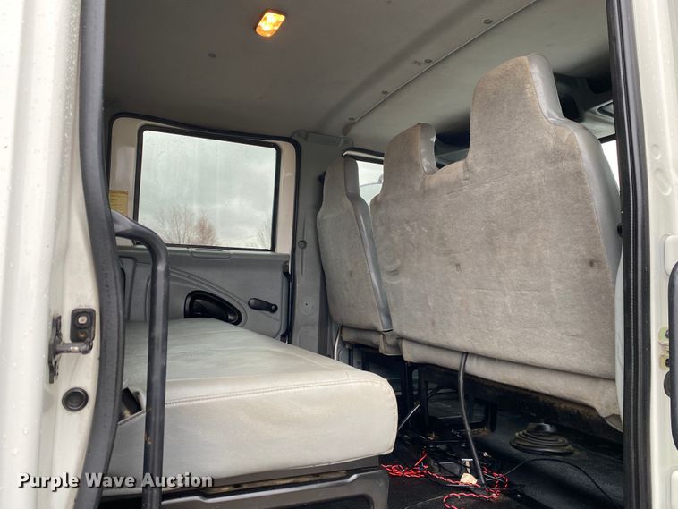 image for item JN9200 2005 International 4300  utility / service truck