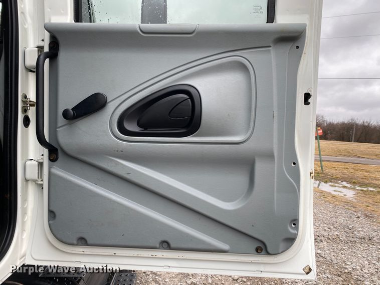 image for item JN9200 2005 International 4300  utility / service truck